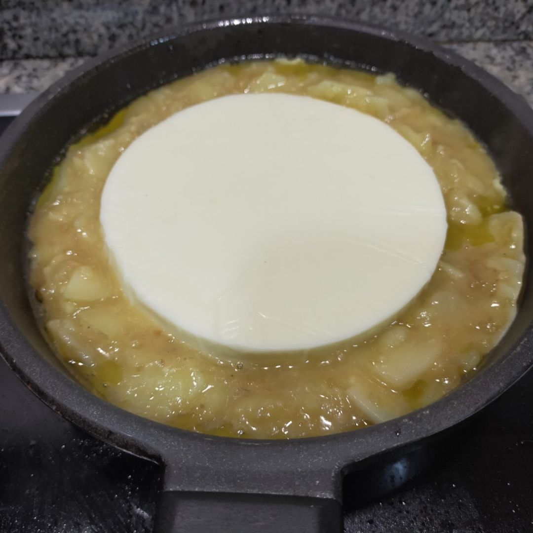 Tortilla de patata rellena de queso Provolone Paso 10 Tortilla de patata rellena de queso Provolone Paso 10