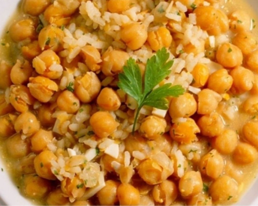 Garbanzos con arroz en salsa verde