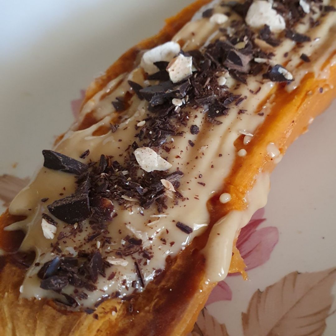 Boniato asado, crema cacahuete y virutas de chocolate 85% Boniato asado, crema cacahuete y virutas de chocolate 85%
