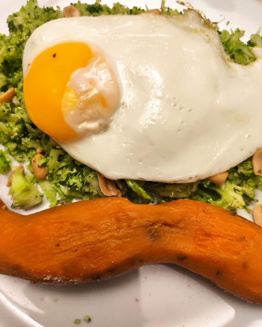 Brócoli, boniato y huevo frito Brócoli, boniato y huevo frito