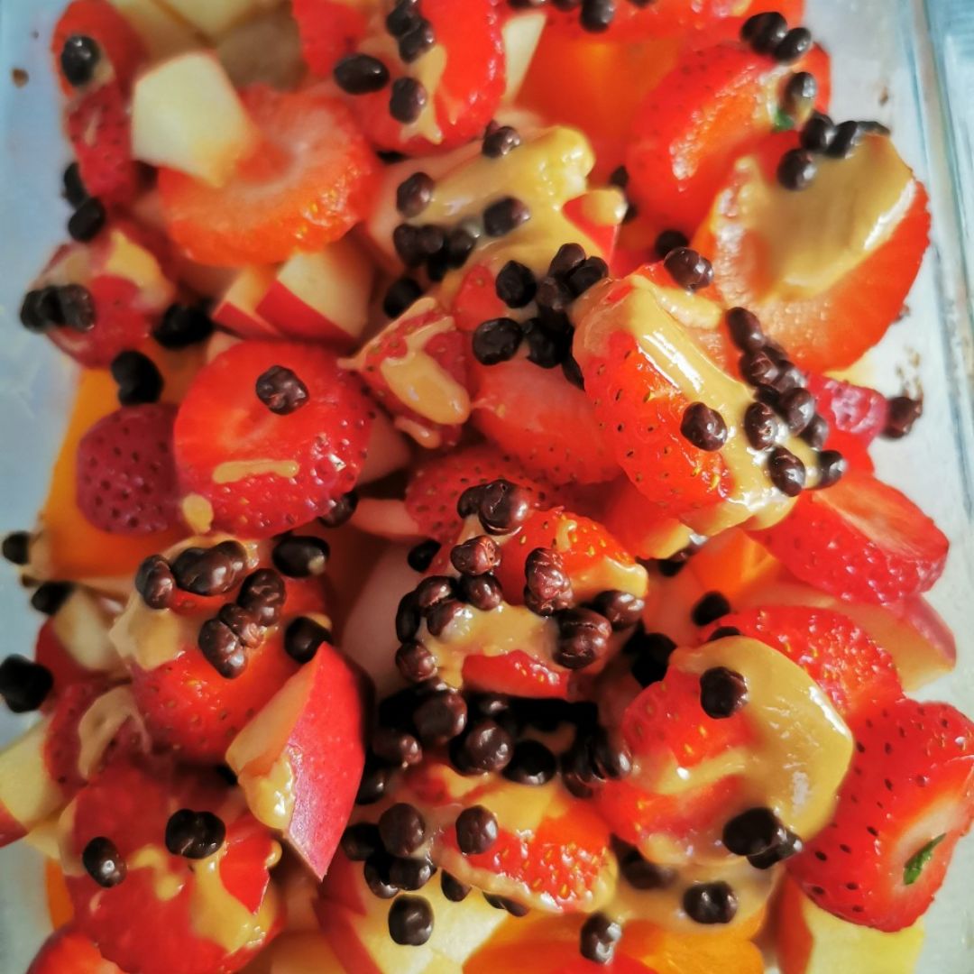 Bizcocho de Avena en microondas con fruta, frutos secos y chocolate negro. Bizcocho de Avena en microondas con fruta, frutos secos y chocolate negro.