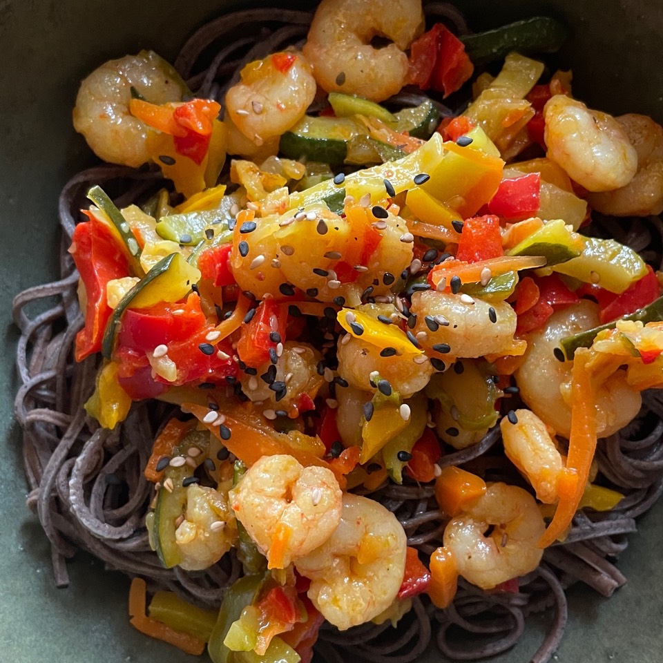 Pasta de legumbre con gambas