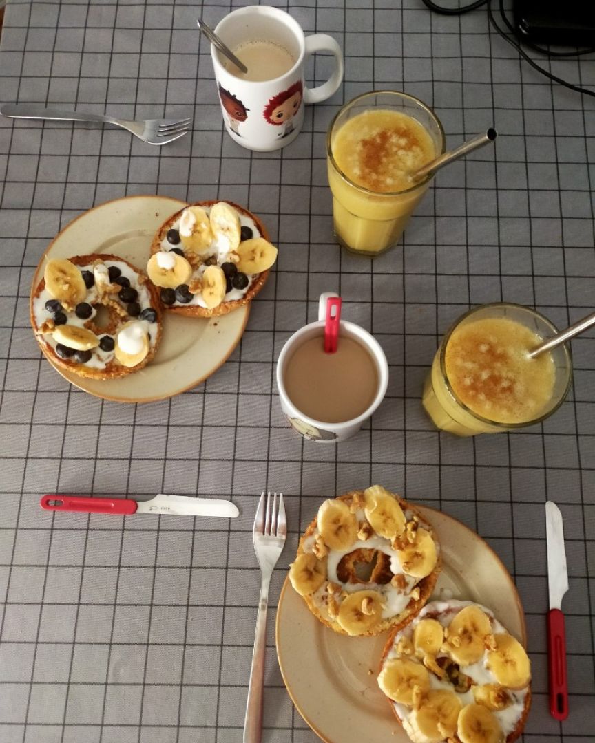 Beagle de yogurt y frutas Beagle de yogurt y frutas