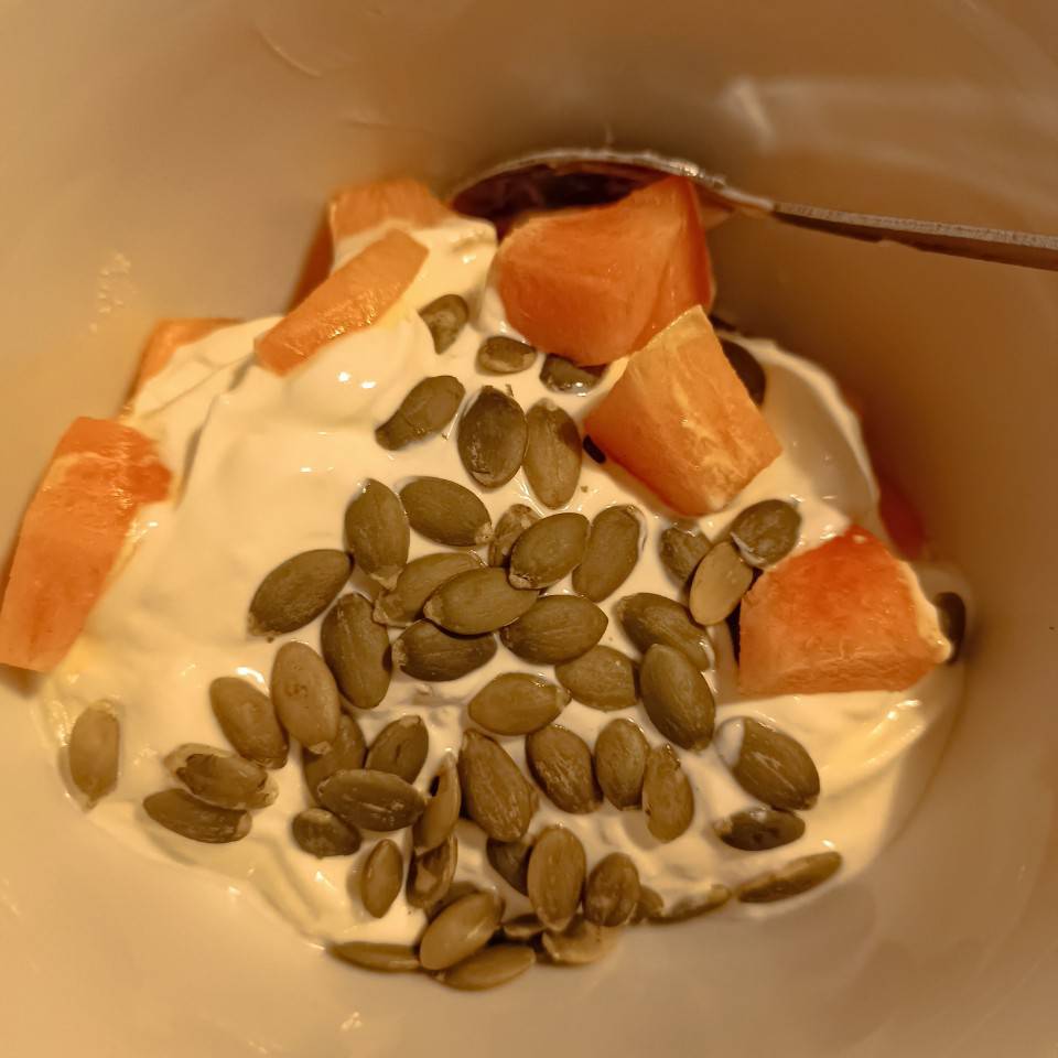 Yogurt con melocoton y pipas de calabaza