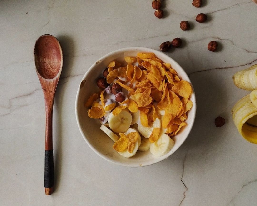Bol de yogur con plátano, avellanas y cereales