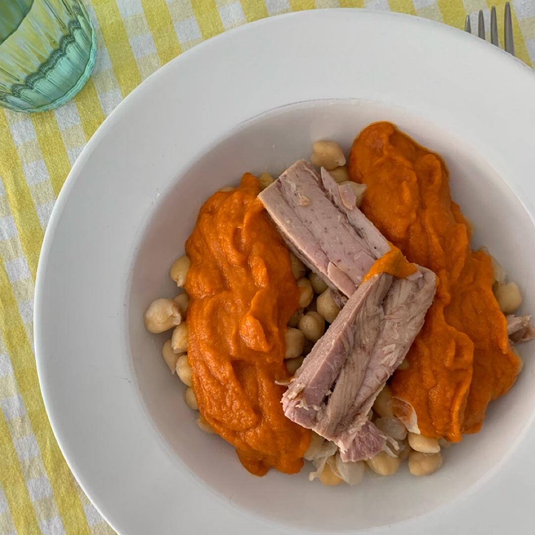 Garbanzos con tomate y atún