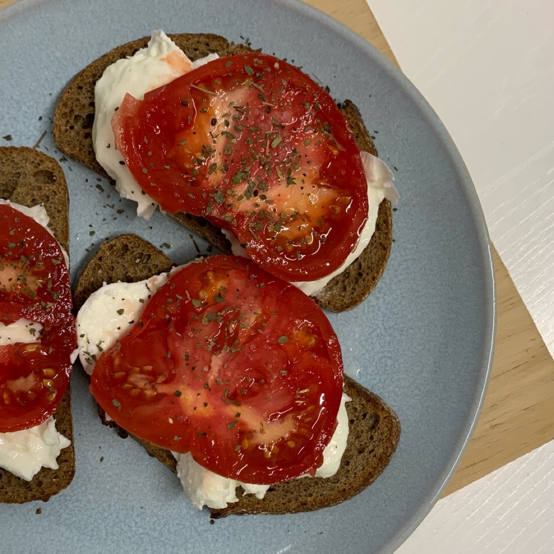 Tostadas con mozzarella y tomate a la trufa Tostadas con mozzarella y tomate a la trufa