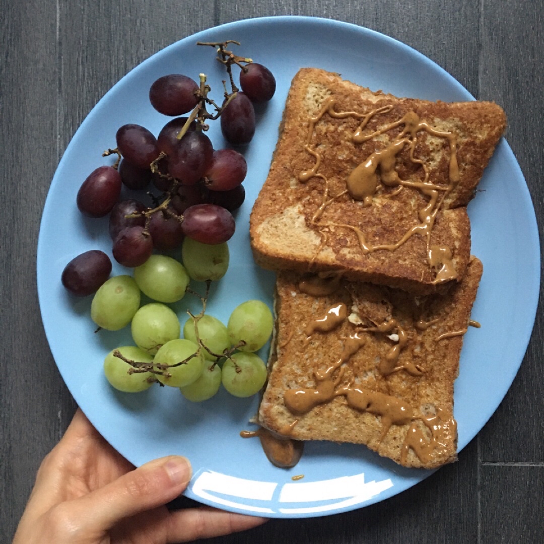 Tostadas francesas con uvas y café con leche Tostadas francesas con uvas y café con leche