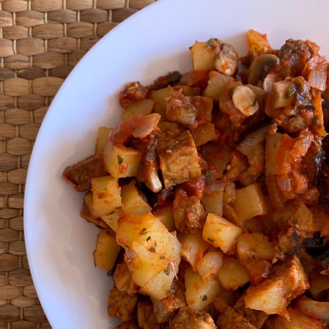 Sartenada de tempeh con champiñones, cebolla, patata y tomate Sartenada de tempeh con champiñones, cebolla, patata y tomate