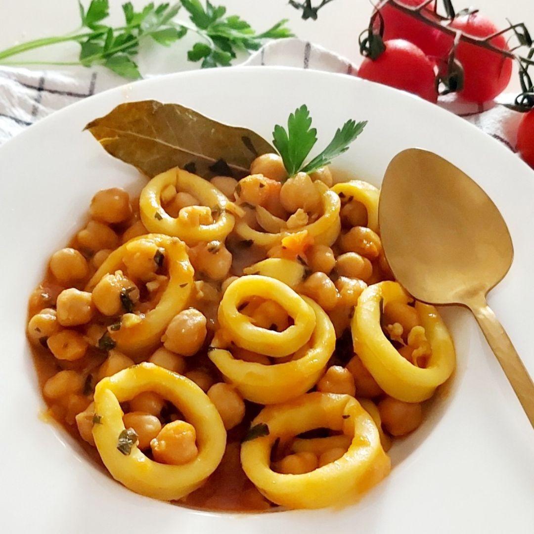 Guiso de garbanzos con calamares Guiso de garbanzos con calamares