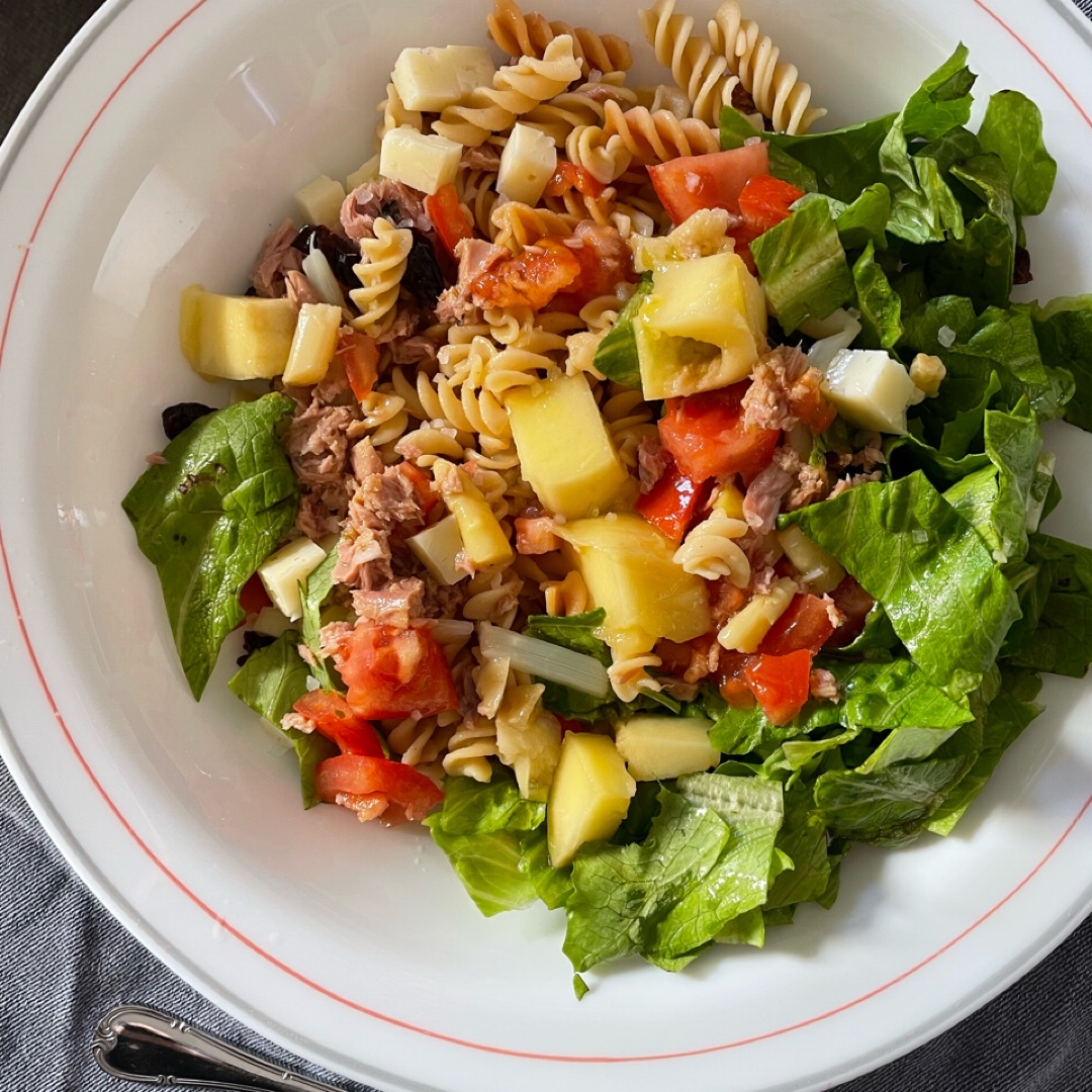 Ensalada de pasta de lenteja con mango