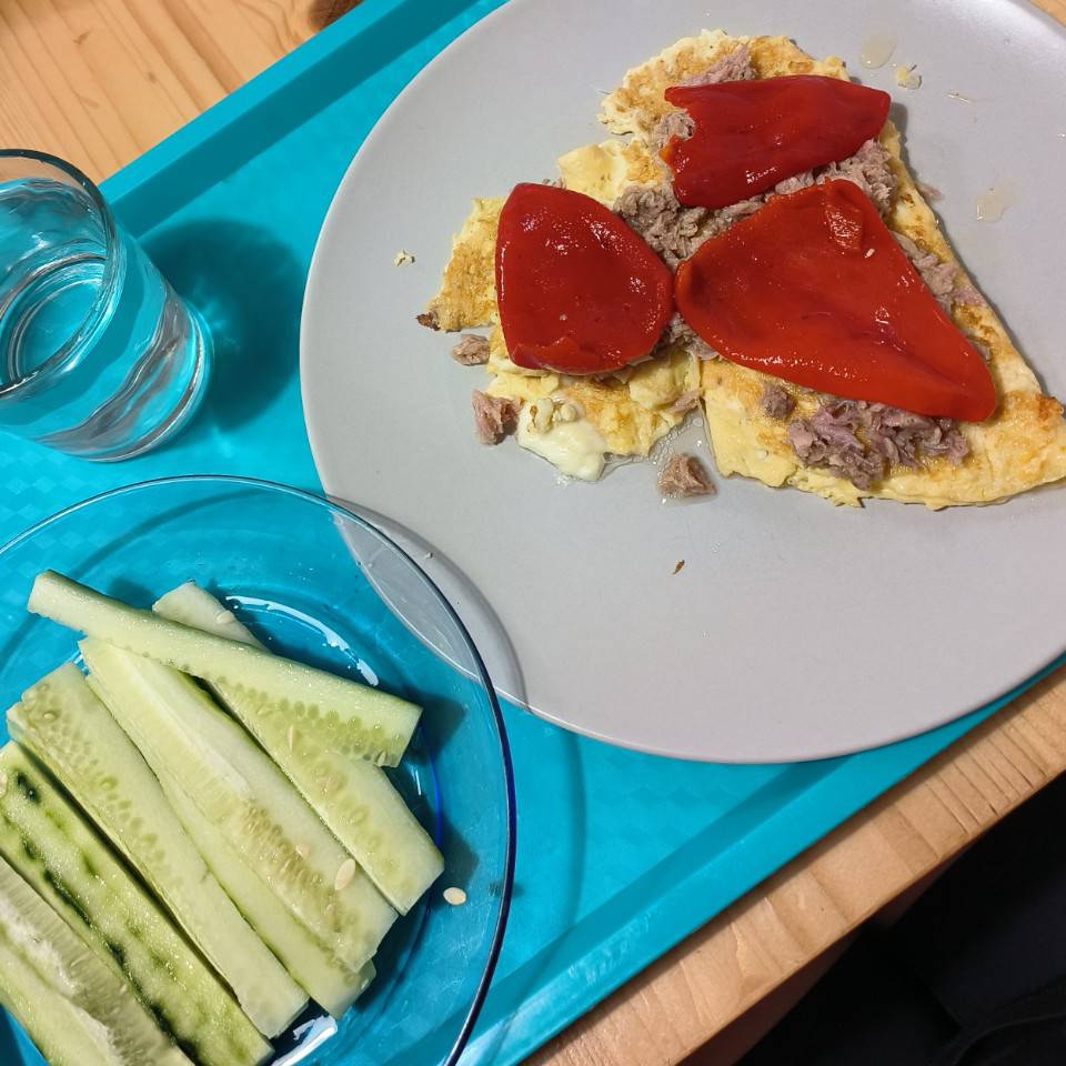 Tortilla francesa con mozarella, atún y pimiento del piquillo Tortilla francesa con mozarella, atún y pimiento del piquillo