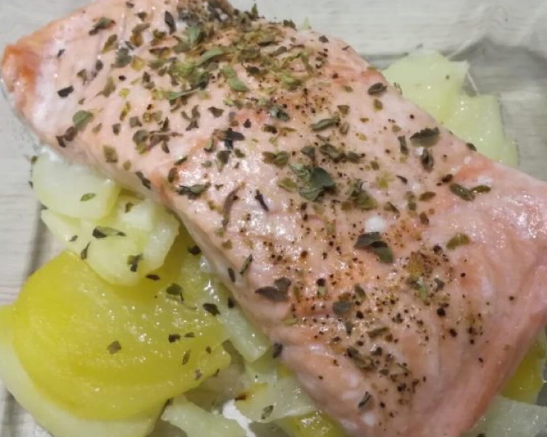 Salmón con patata al horno Salmón con patata al horno