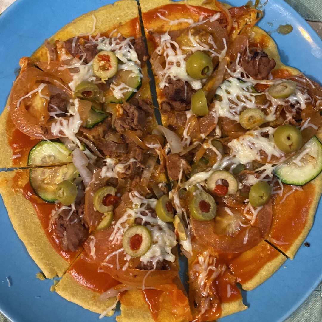 Pizza con masa saludable de harina de garbanzo Pizza con masa saludable de harina de garbanzo