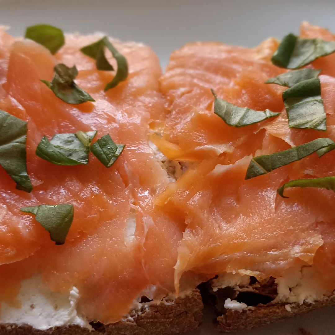 TOSTADAS CON QUESO Y SALMON TOSTADAS CON QUESO Y SALMON