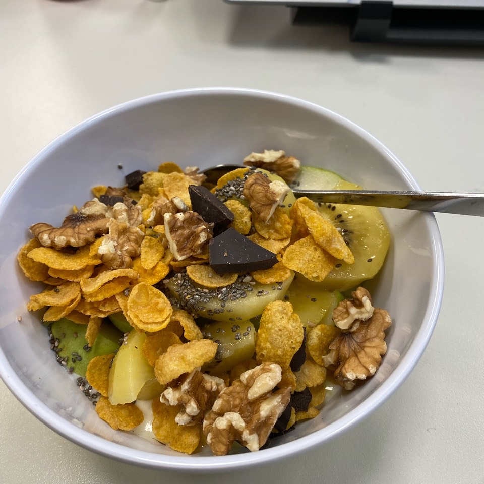 Bowl de yogurt con frutas y toppings Bowl de yogurt con frutas y toppings