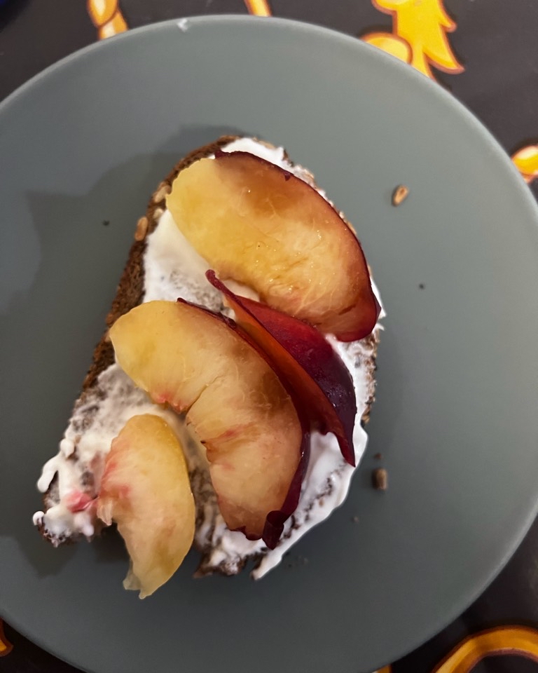 Tostadas con queso fresco batido y melocoton