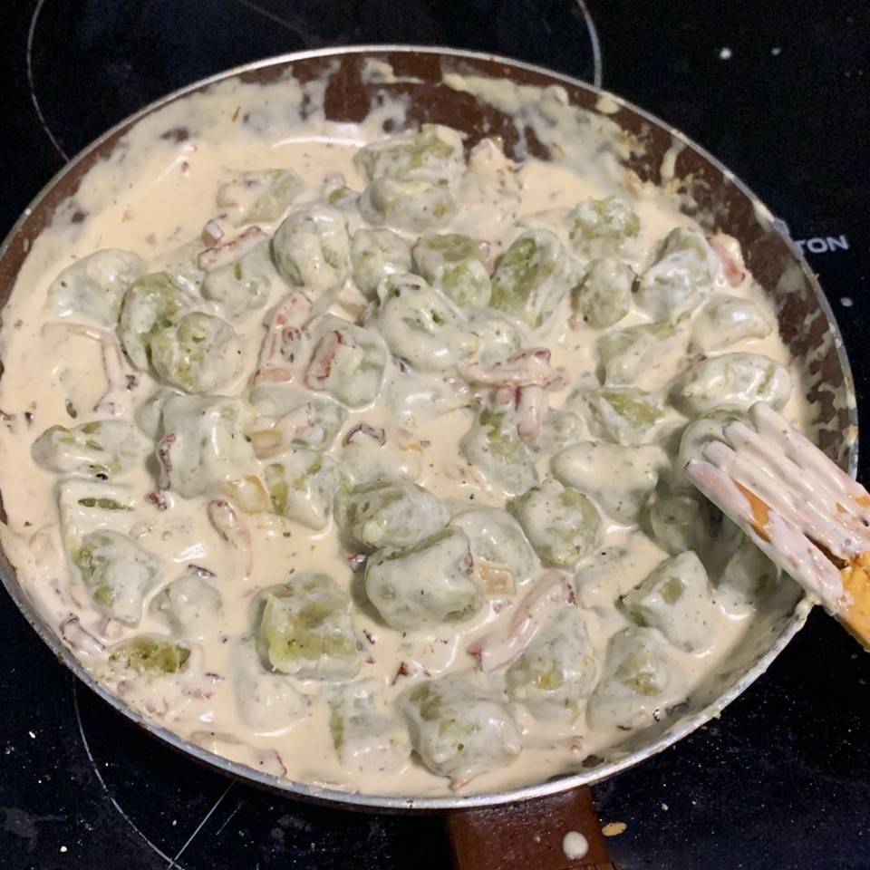 Ñoquis de brócoli con salsa de queso Ñoquis de brócoli con salsa de queso