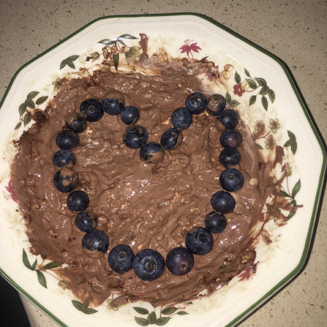 Yogur griego con cereales, cacao puro y arándanos 