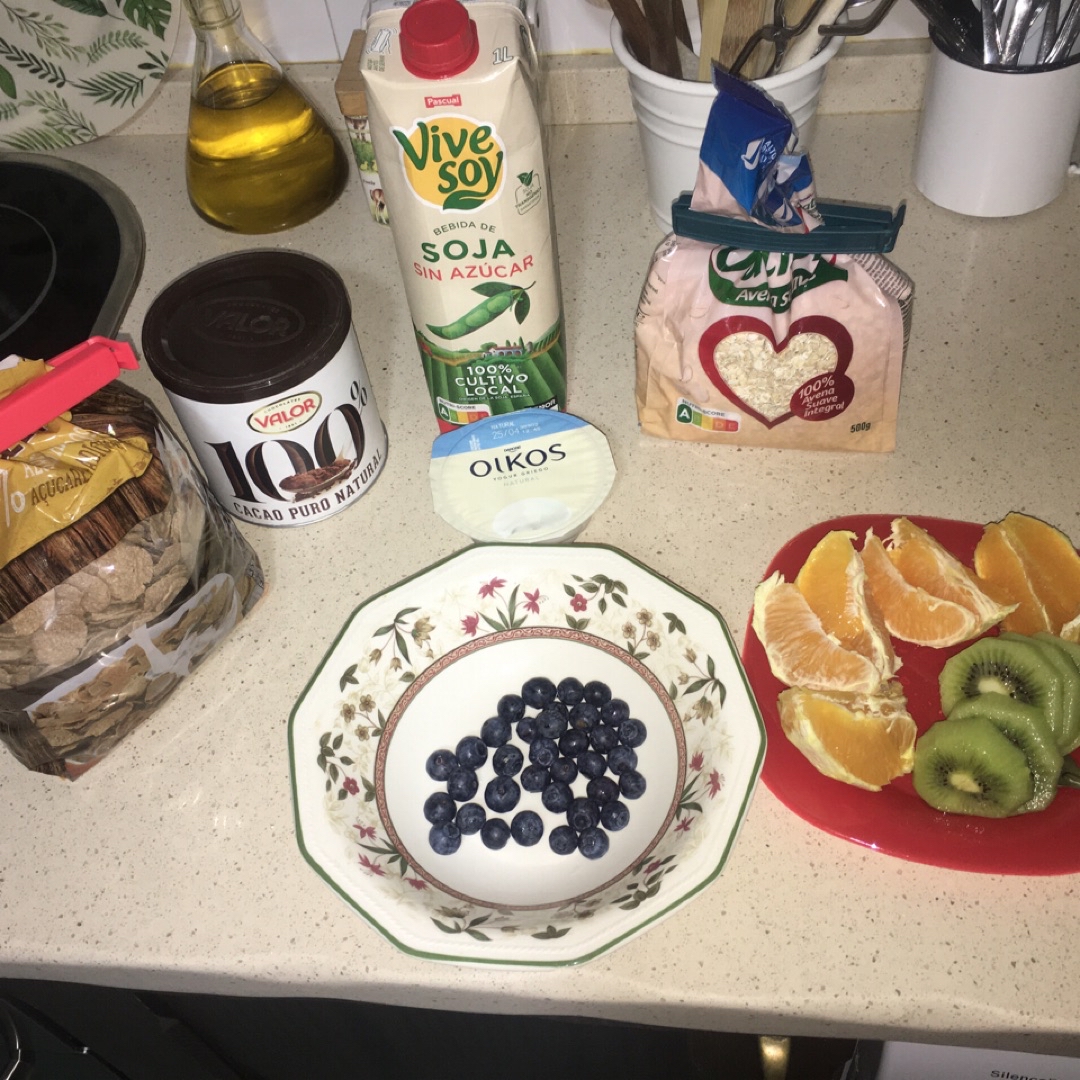 Yogur griego con cereales, cacao puro y arándanos 