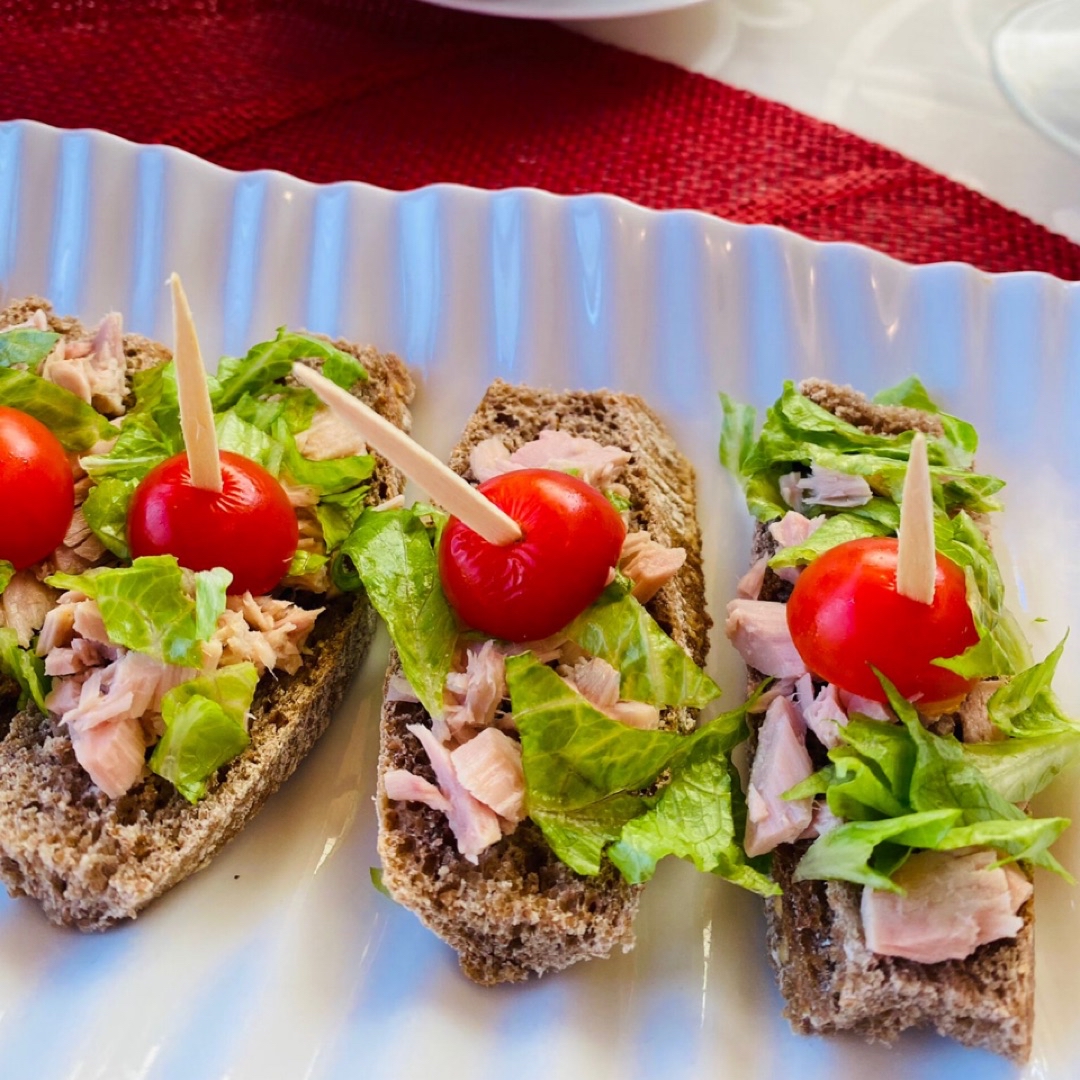 TOSTADA INTEGRAL CON ATÚN CLARO AL NATURAL Y TOMATITOS 😋 TOSTADA INTEGRAL CON ATÚN CLARO AL NATURAL Y TOMATITOS 😋