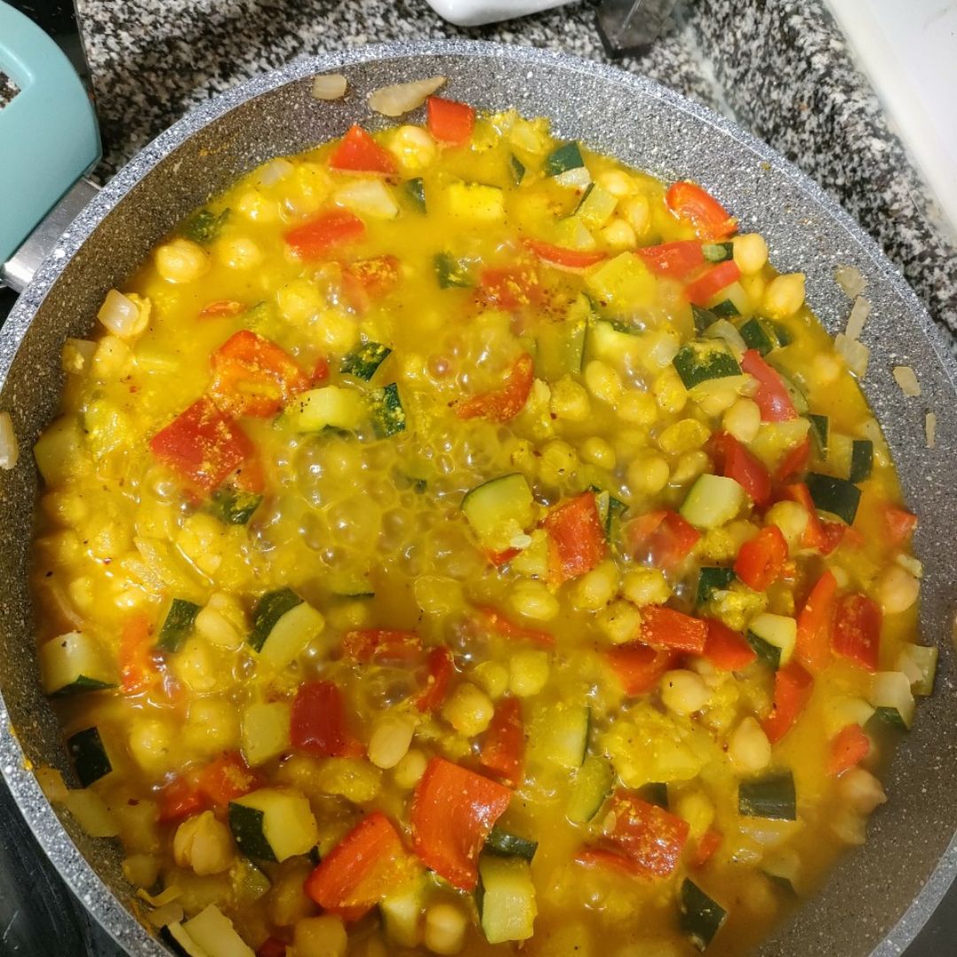 Curry de garbanzos y verduras proteico