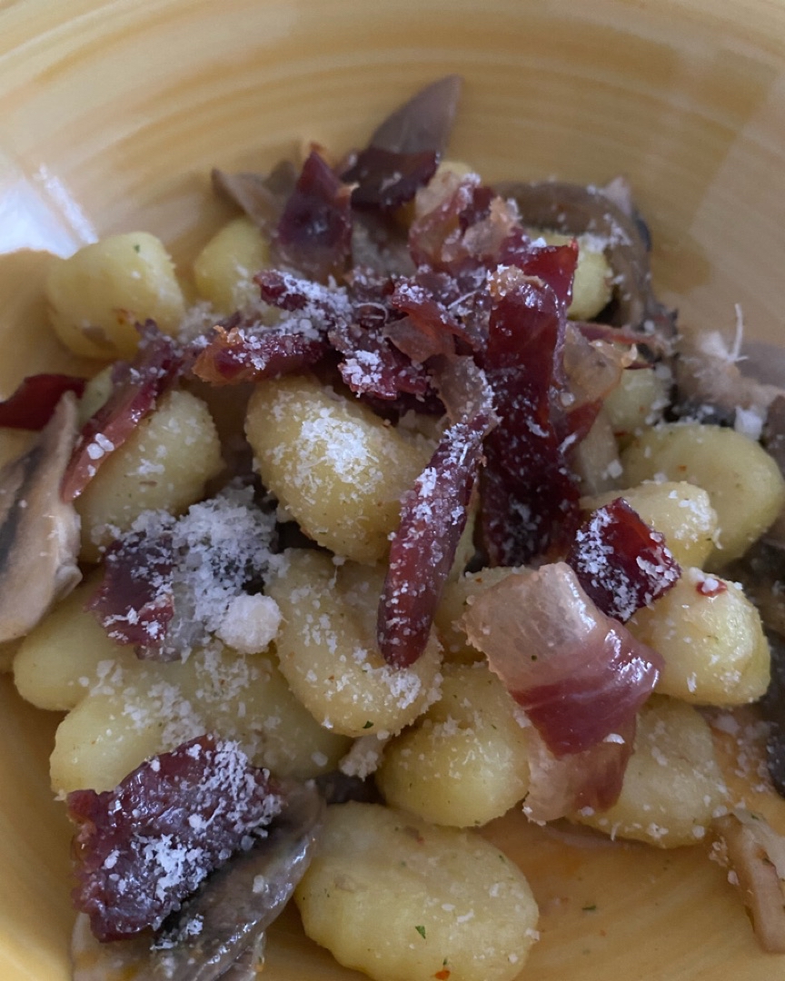 Gnocchi con setas y jamón crujiente