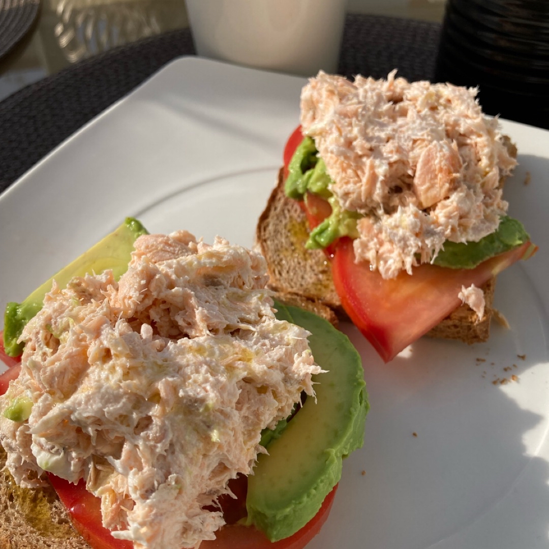 Tostadas de tomate, aguacate y salmón Tostadas de tomate, aguacate y salmón