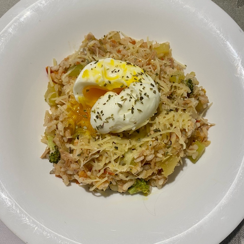 Arroz con verdura y huevo poché Arroz con verdura y huevo poché