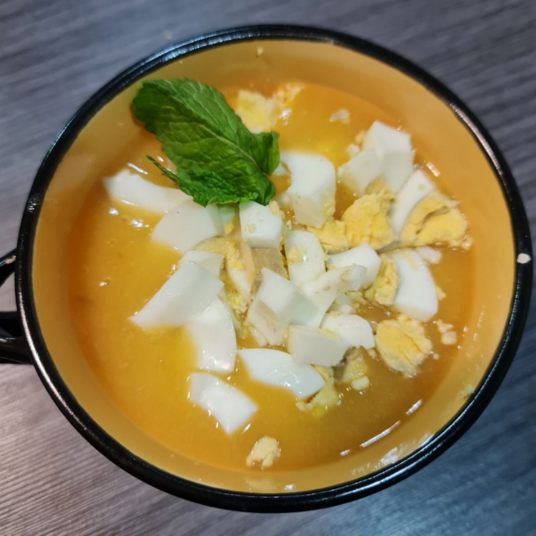 Crema de calabaza con huevo y hierbabuena 