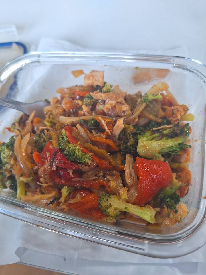 Br贸coli pimientos cebolla y pollo 馃悡 Br贸coli pimientos cebolla y pollo 馃悡