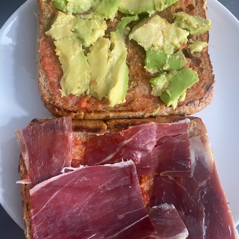 Tostada tomate, aguacate y jamón 
