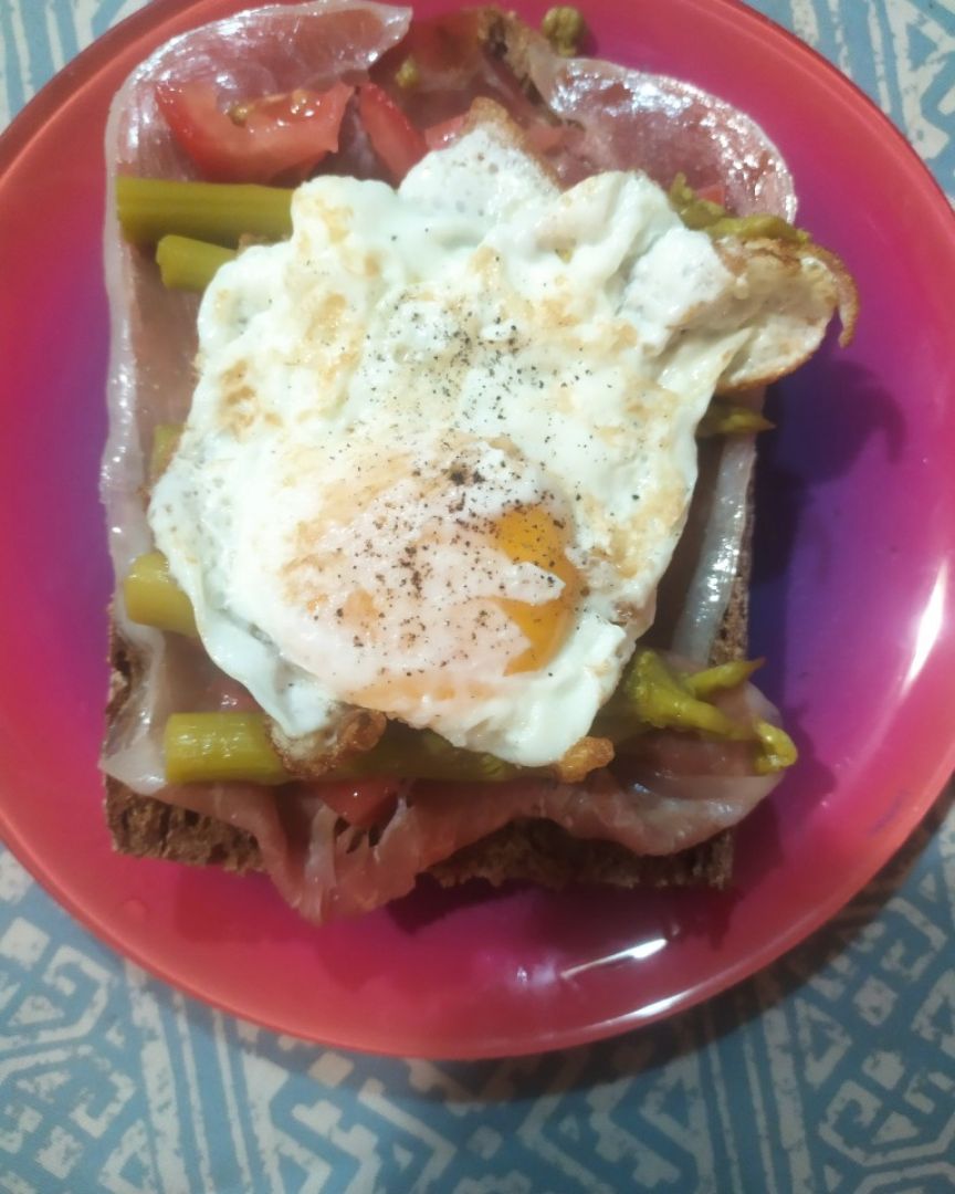 Tosta de jamón Serrano, huevo y espárragos verdes