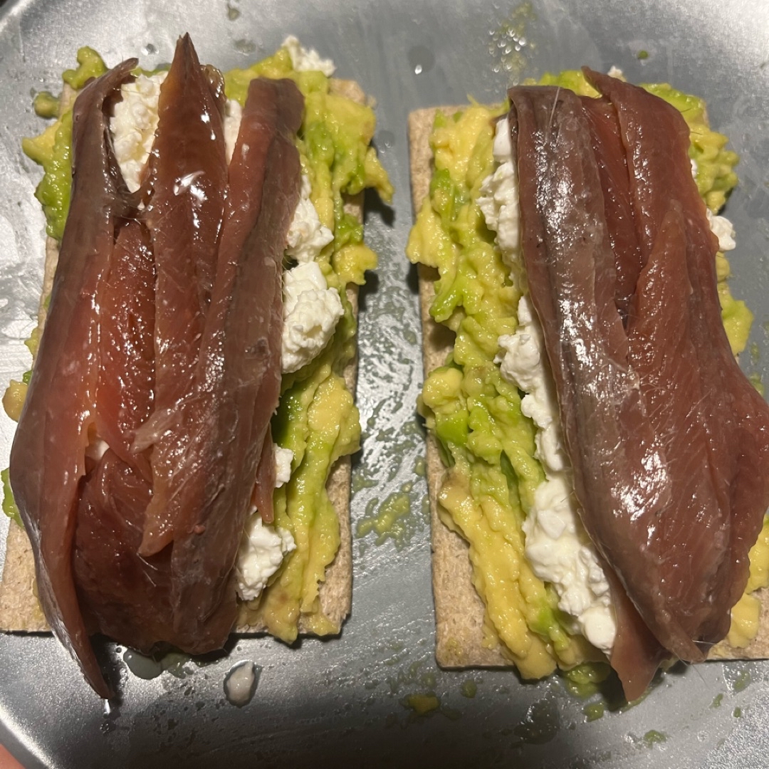 Tostadas de trigo sarraceno con aguacate, anchoas y queso