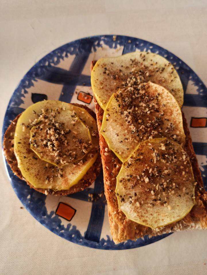 Tostada de manzana y crema de cacahuete 