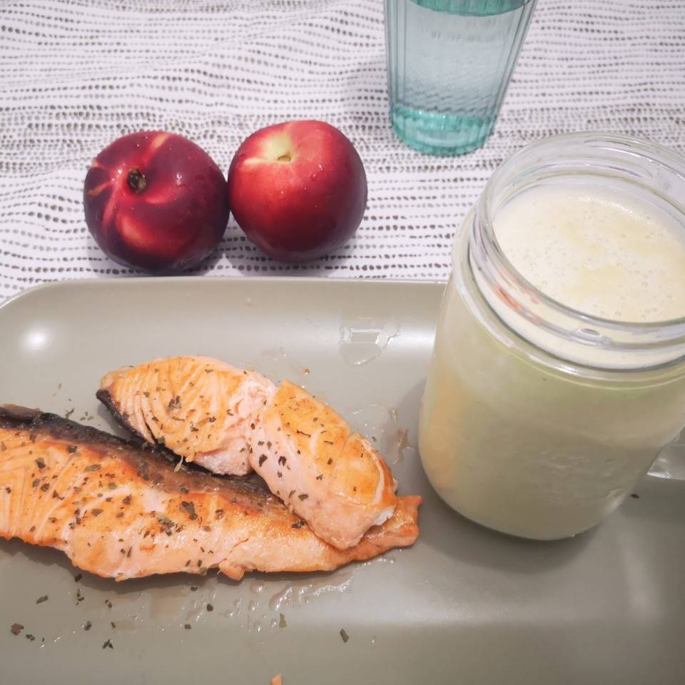 Salmón con crema fría se calabacín Salmón con crema fría se calabacín