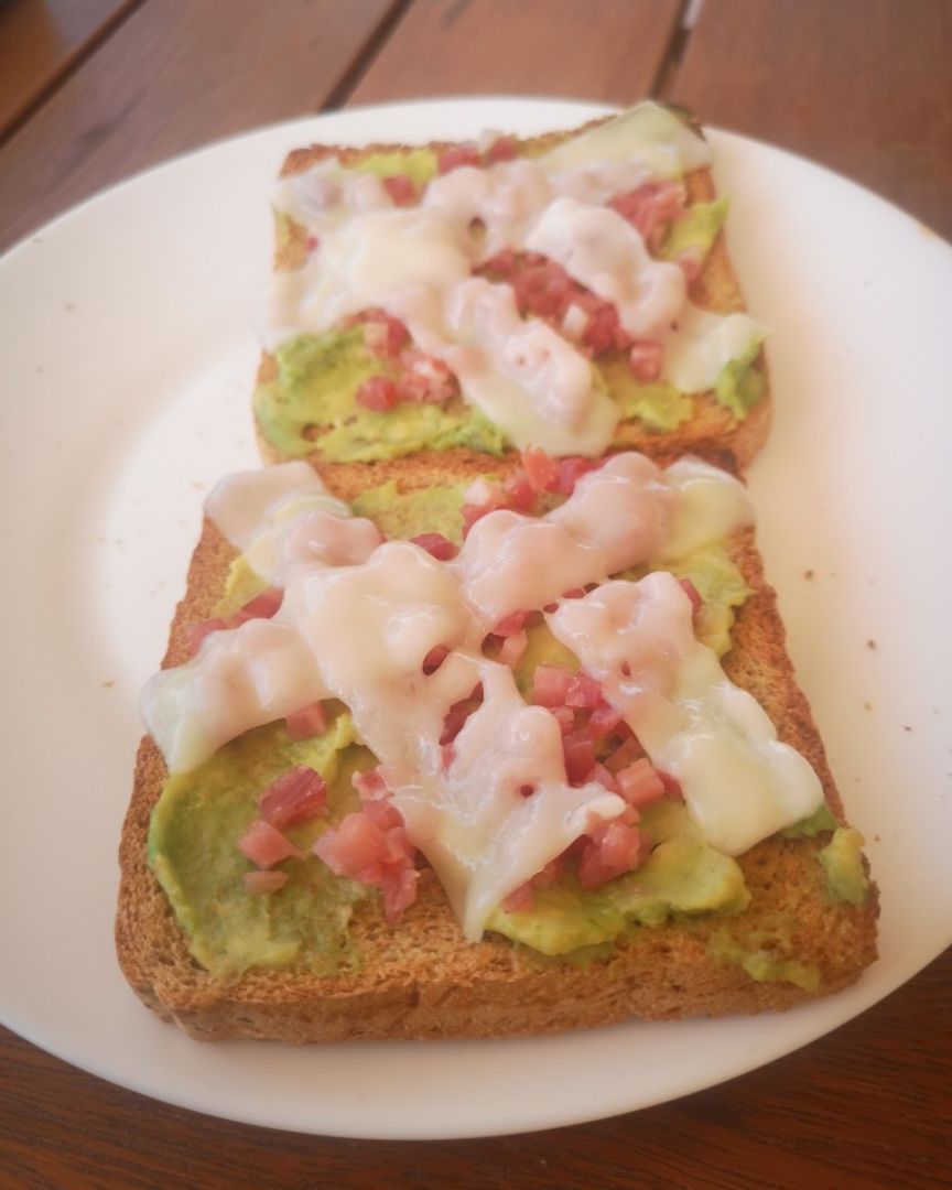 Tostada de aguacate, jamón y queso. Tostada de aguacate, jamón y queso.