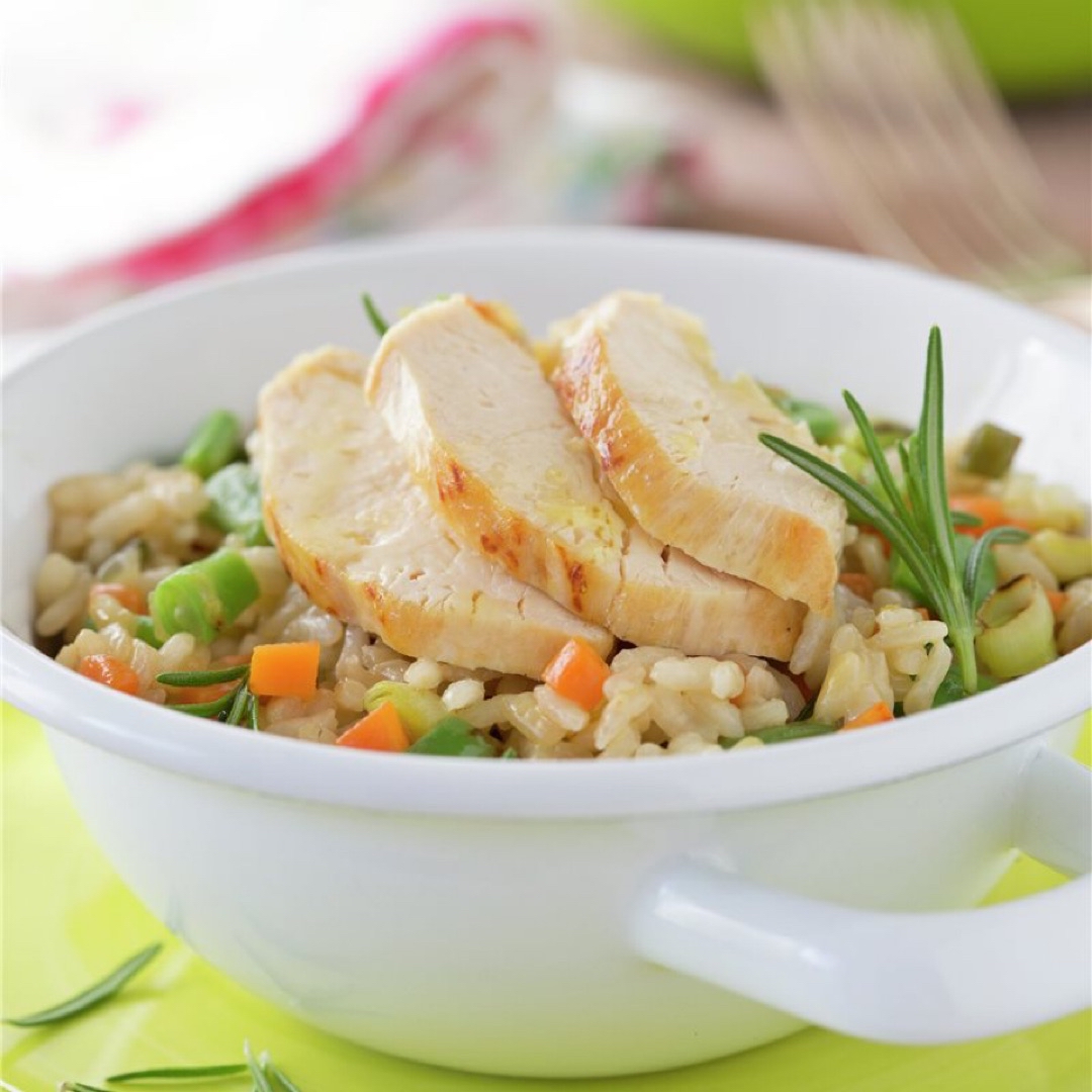 Pechugas de pollo, calabacín a la plancha y 60g de arroz integral Pechugas de pollo, calabacín a la plancha y 60g de arroz integral