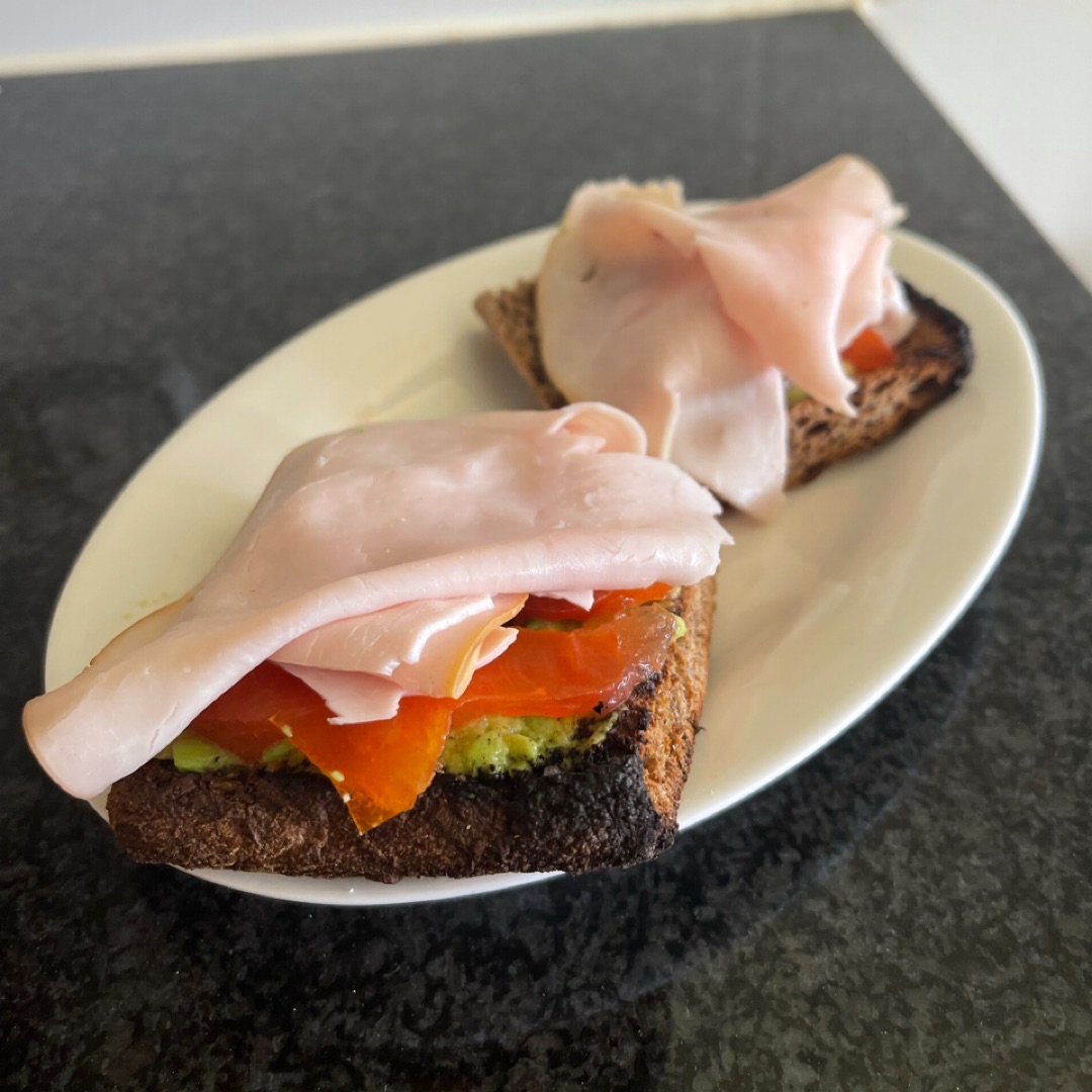 Tostadas con pavo, tomate y aguacate Tostadas con pavo, tomate y aguacate
