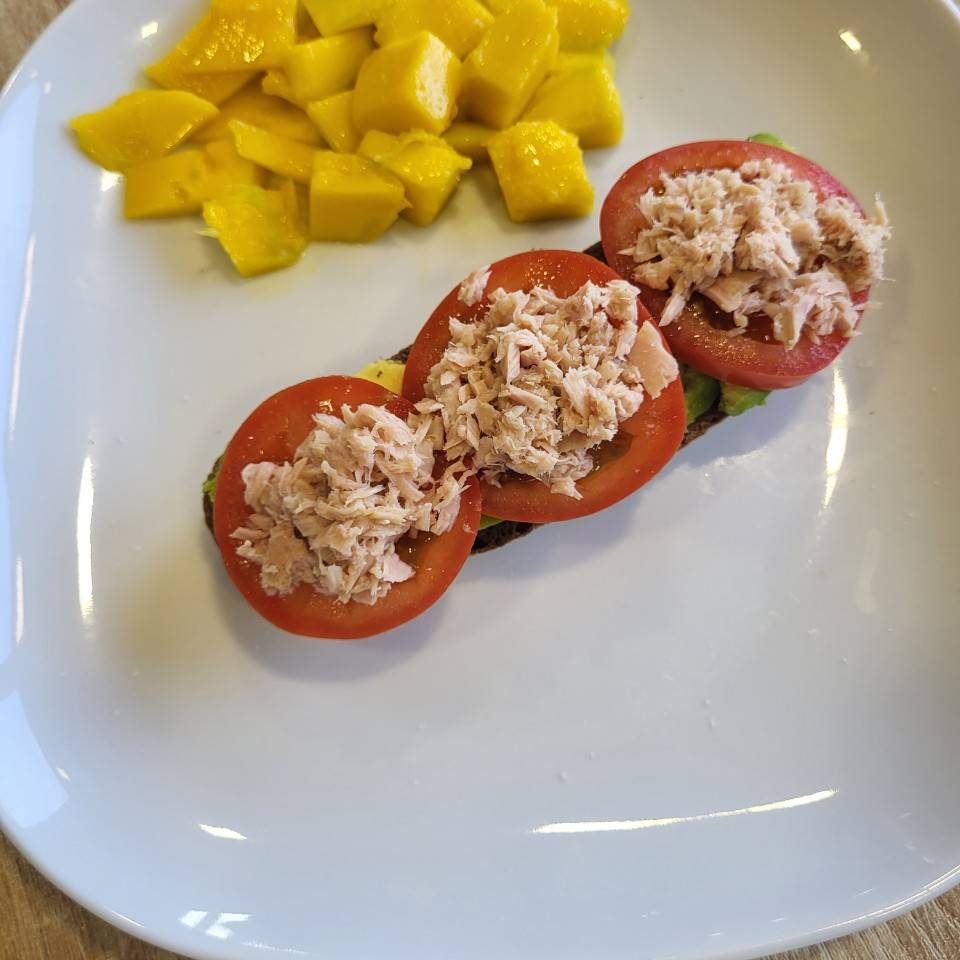 Tostada de pan de centeno con agucate, tomate y atun Tostada de pan de centeno con agucate, tomate y atun