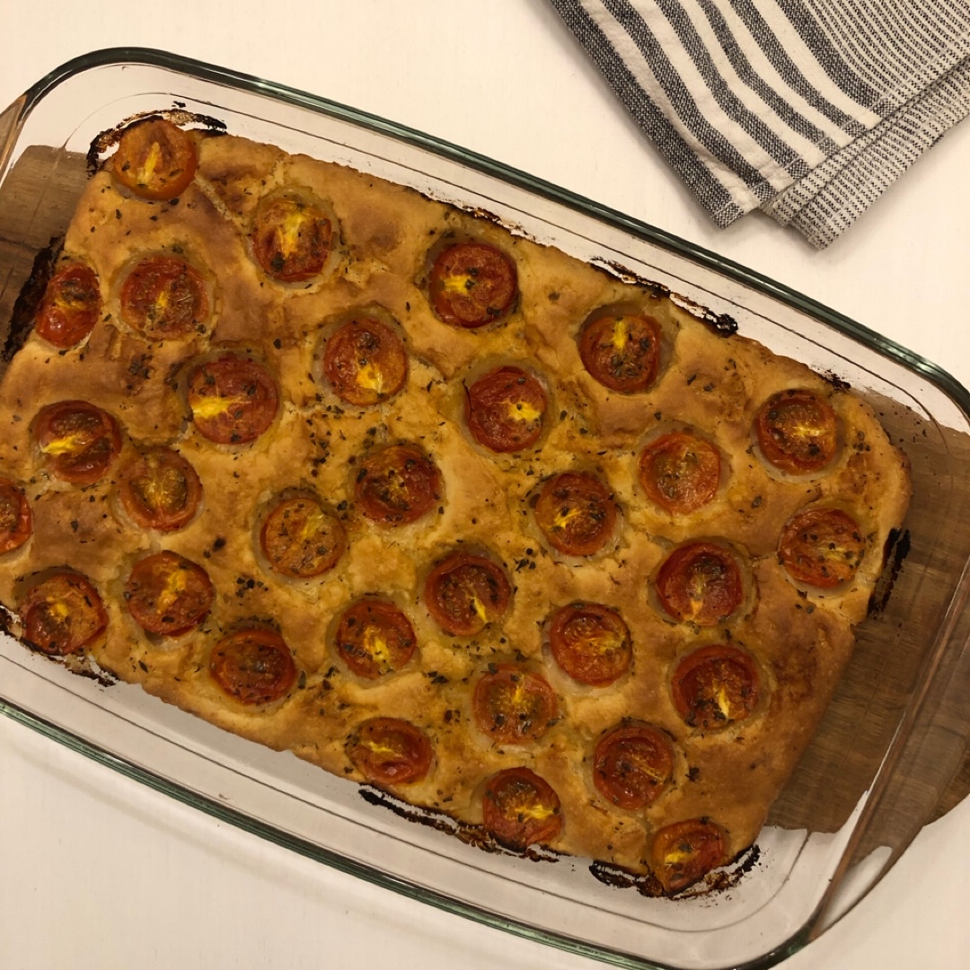 Focaccia de cherrys con hierbas provenzales Focaccia de cherrys con hierbas provenzales