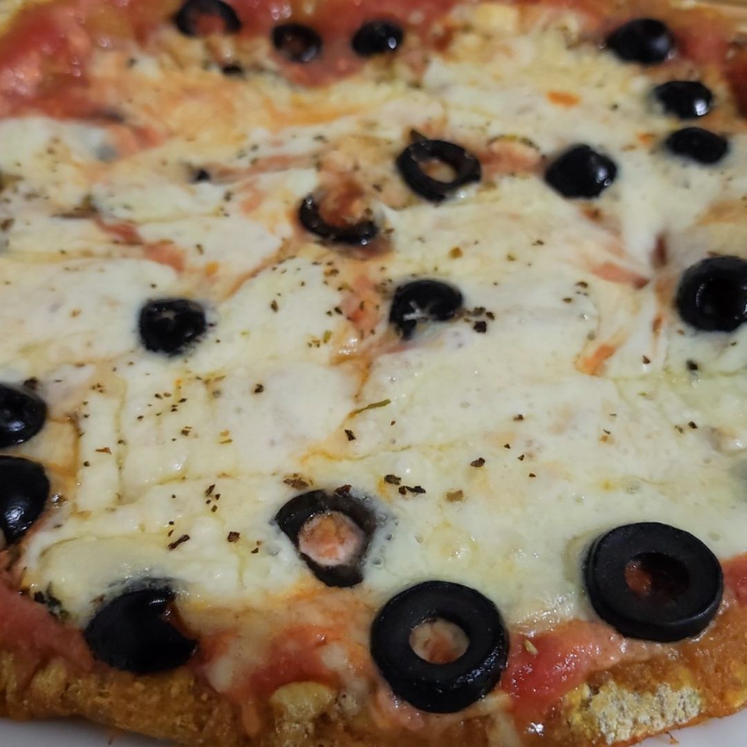 Pizza de mozzarella y aceitunas Pizza de mozzarella y aceitunas