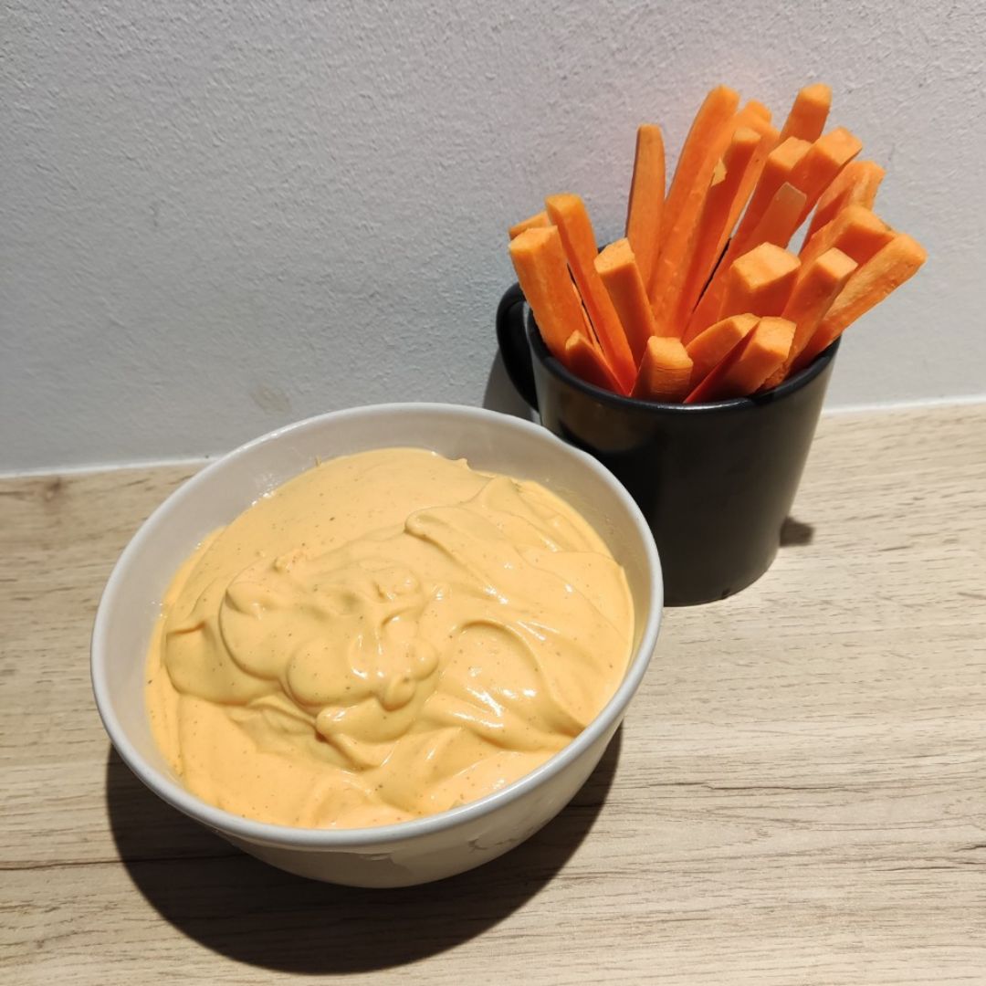 Salsa Cheddar con Palitos de Zanahoria Salsa Cheddar con Palitos de Zanahoria