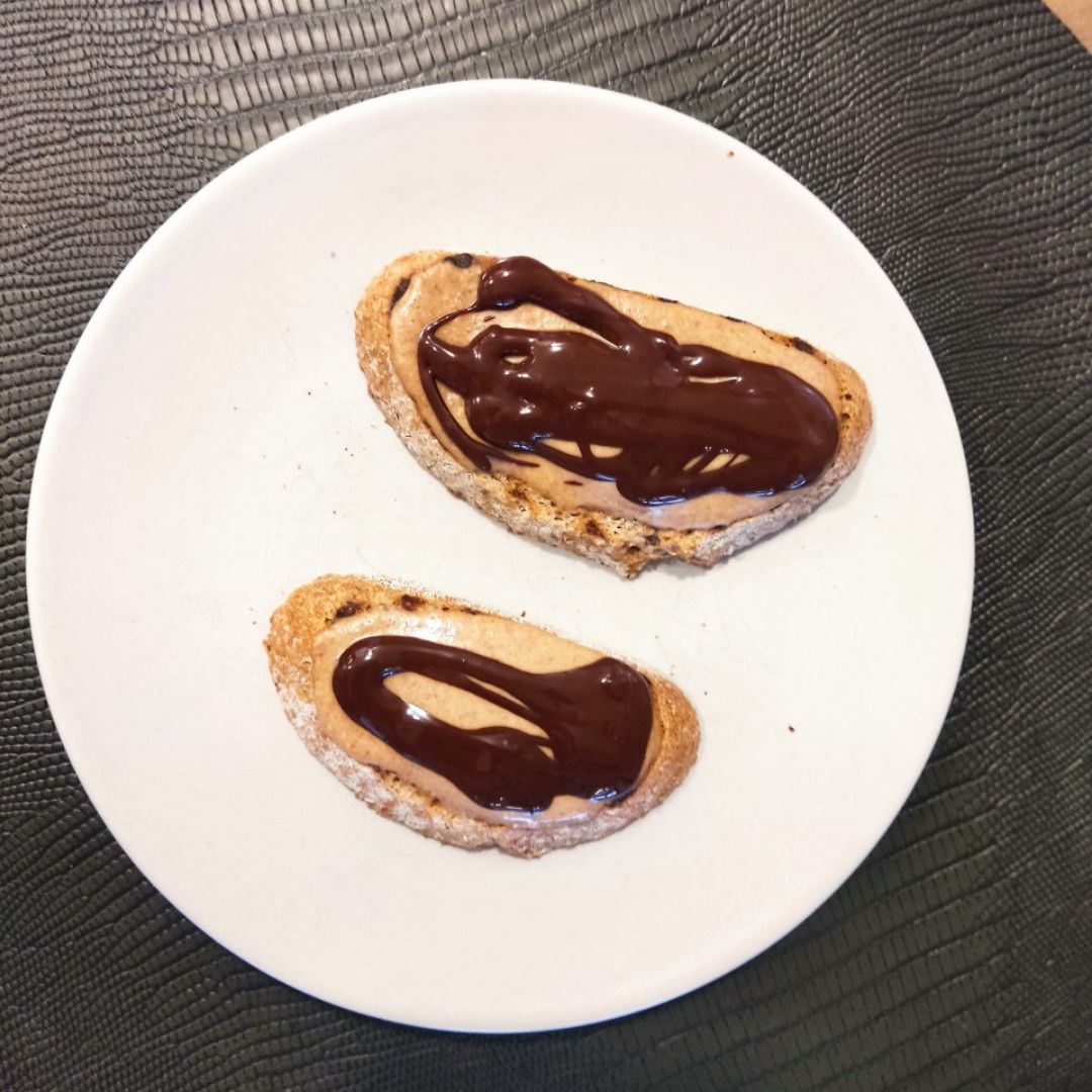 Tostadas con crema de cacahuete y chocolate ♥️ Tostadas con crema de cacahuete y chocolate ♥️