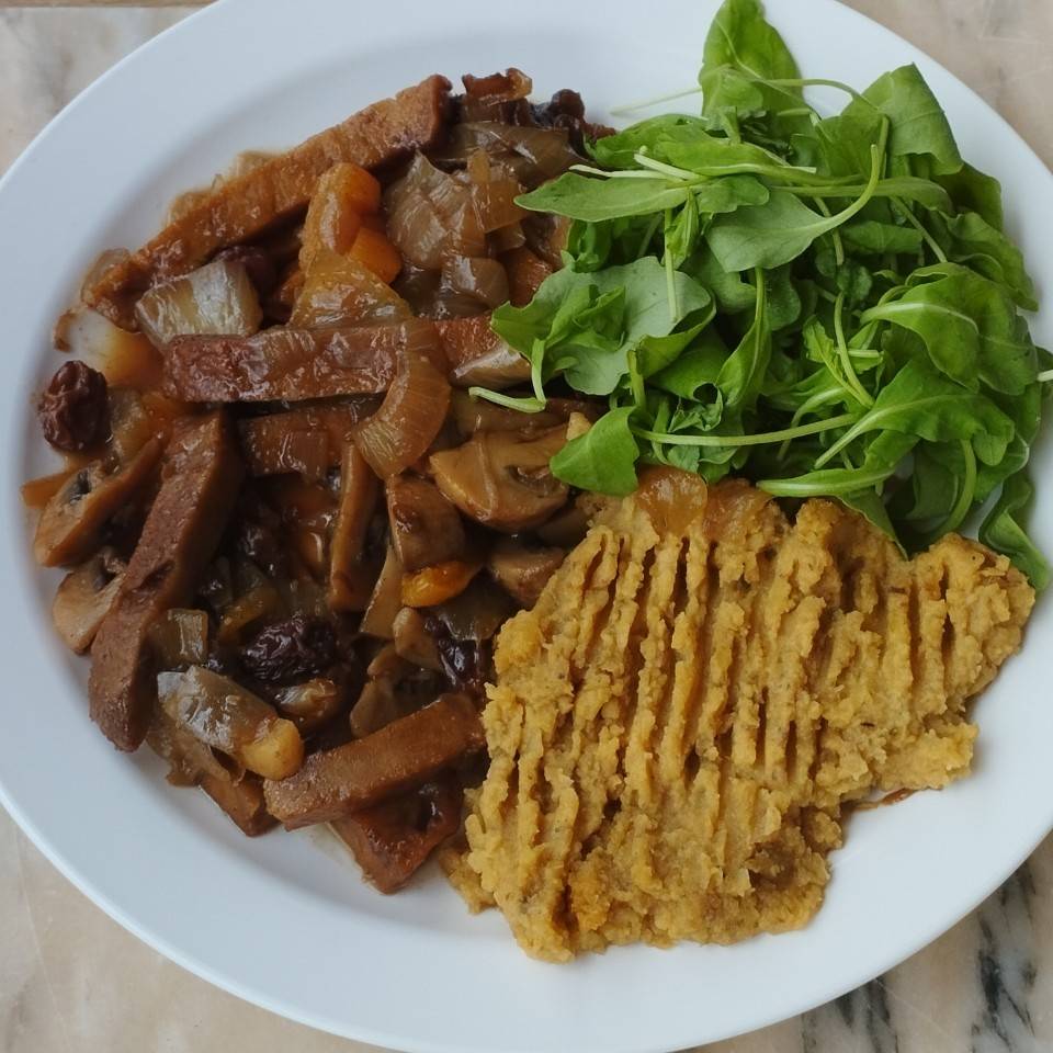 Guiso de seitán con salsa de soja y té chai, champiñones, cebolla, orejones, ciruelas pasas y pasas. Guiso de seitán con salsa de soja y té chai, champiñones, cebolla, orejones, ciruelas pasas y pasas.