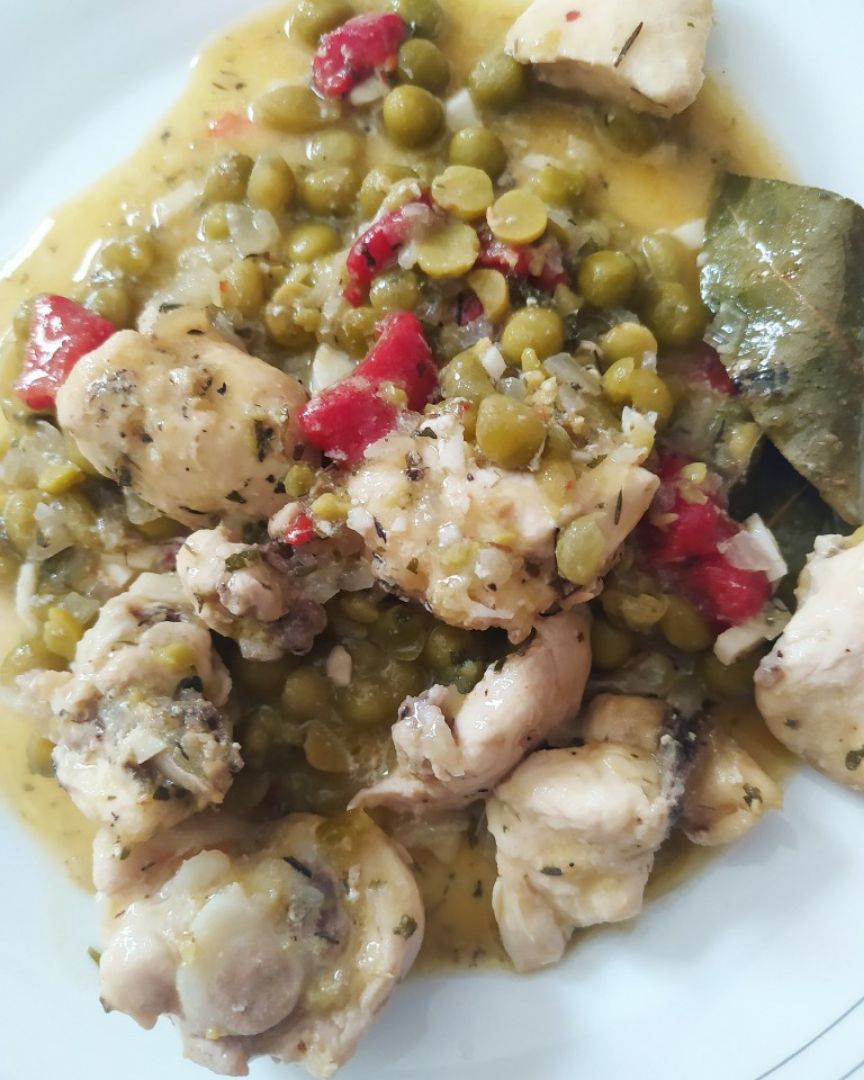 POLLO EN SALSA DE GUISANTES Y PIMIENTOS 🍲 POLLO EN SALSA DE GUISANTES Y PIMIENTOS 🍲
