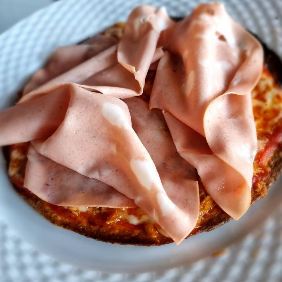 Pizza con mortadela Pizza con mortadela