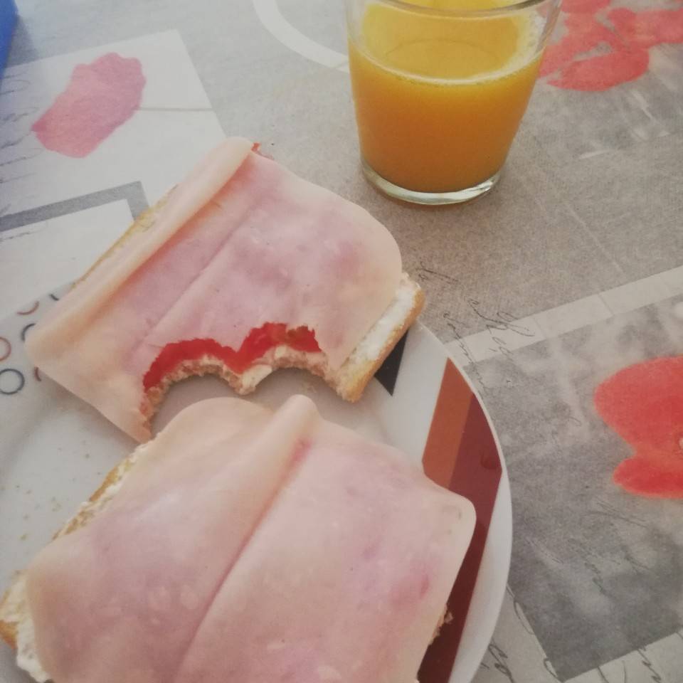 Tostada de queso de untar, tomate natutal y pechuga de pavo.