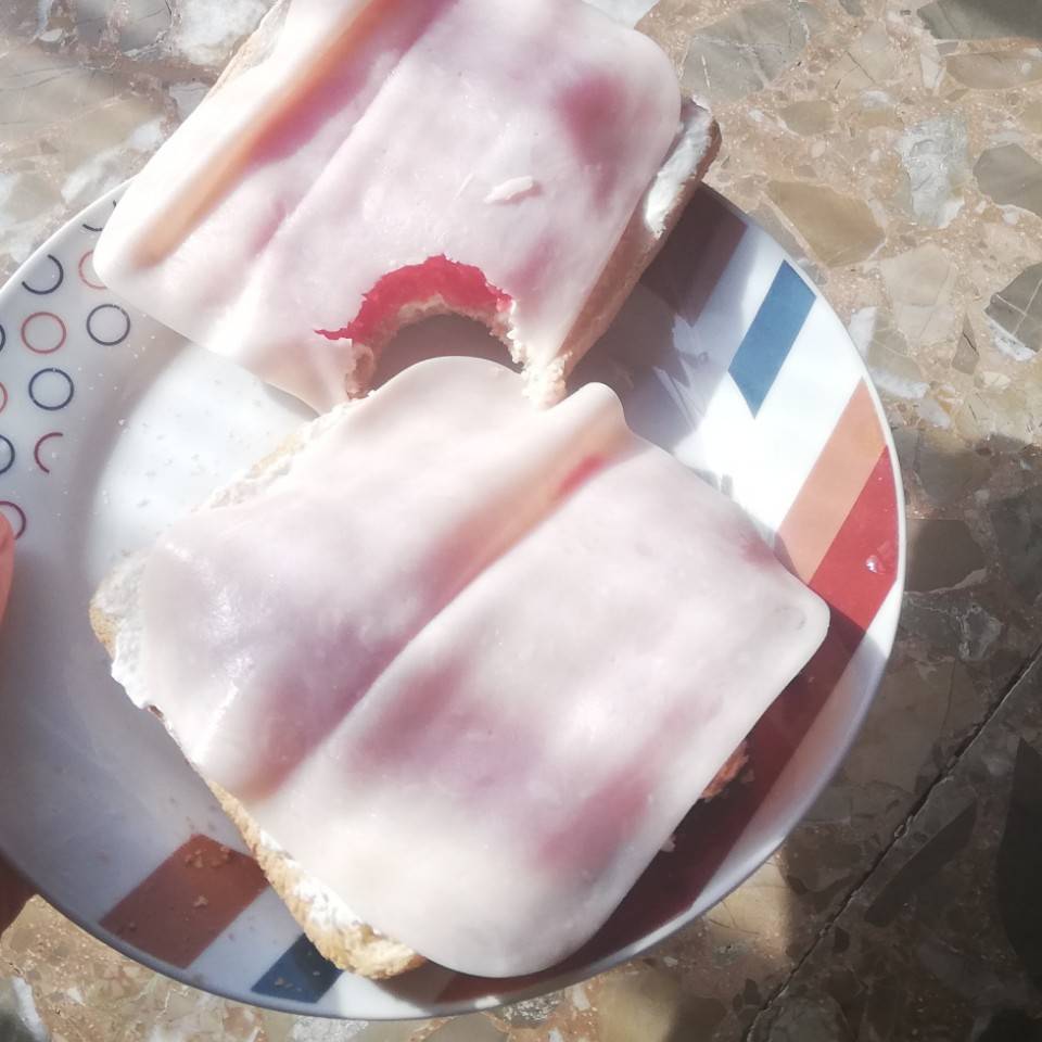 Tostada de queso de untar, tomate natutal y pechuga de pavo.