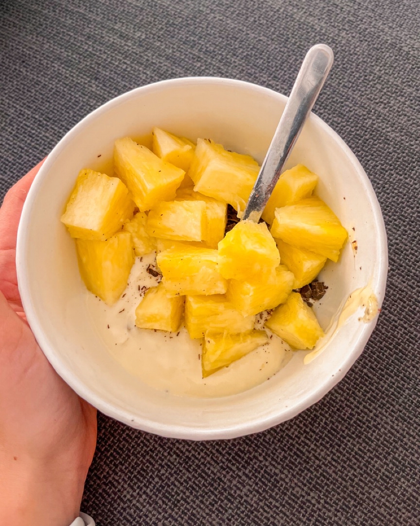 Yogur con piña y chocolate Yogur con piña y chocolate